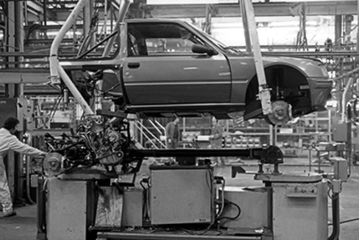 The 205 T16 under construction in the Poissy factory. In this period photo, the engine and all-wheel drive system that will be installed can be seen in the background.© IXO Collections SAS - Tous droits réservés. Crédits photo © Archives & Collections Dominique Pascal