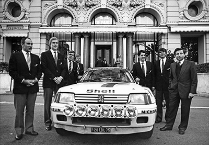 Il team PTS al Monte Carlo 1985, con il vincitore Ari Vatanen (2° da sinistra) e il co-pilota Terry Harryman alla sua destra, mentre Jean Todt è a destra nella foto.© IXO Collections SAS - Tous droits réservés. Crédits photo © Archives & Collections / Autopresse