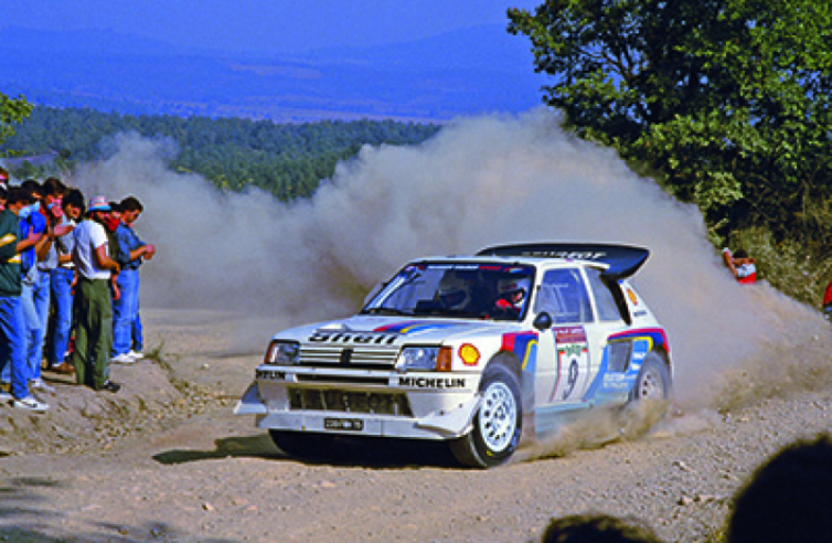 Bruno Saby e o seu co-condutor Jean-François Fauchille nas pistas rochosas do Rally de San Remo de 1986, onde o seu carro foi desqualificado por razões técnicas.© IXO Collections SAS - Tous droits réservés. Crédits photo © Archives & Collections / Autopresse