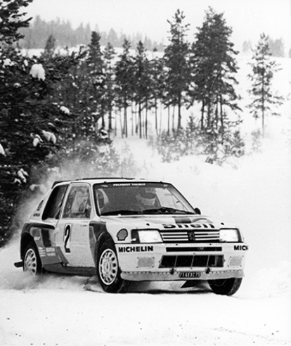 The Vatanen-Harryman team on their way to victory in the 1985 Rally Sweden in the first version of the 205 Turbo 16.© IXO Collections SAS - Tous droits réservés. Crédits photo © Archives & Collections