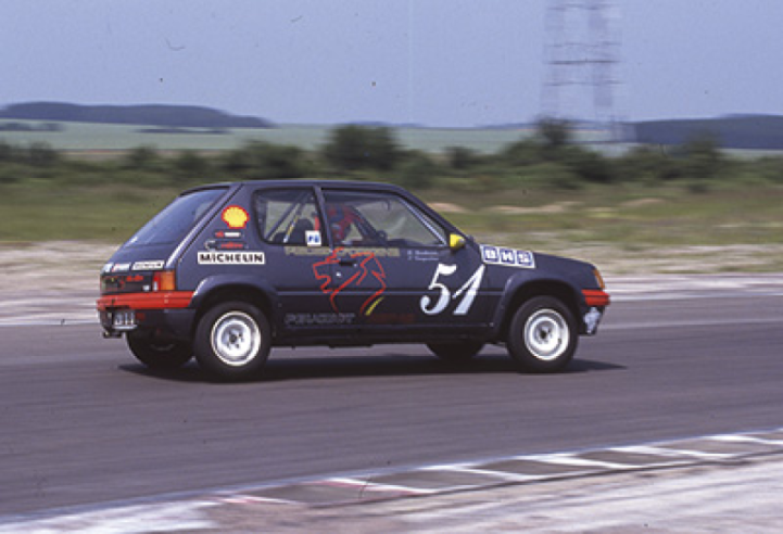 A 205 Rally Cup was created in 1990, taking place on a circuit and comprising 9 different events.© IXO Collections SAS - Tous droits réservés. Crédits photo © Peugeot