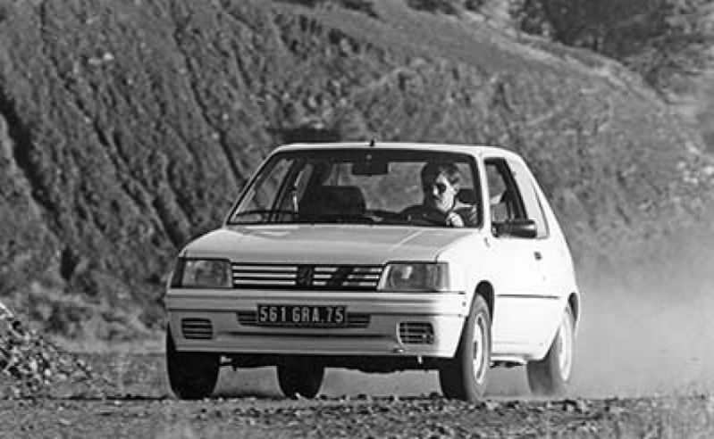 The Peugeot 205 Rallye is not a low-end GTI, it was born for racing, in the tradition of small sports cars such as the R8 Gordini or the Simca Rallye.© IXO Collections SAS - Tous droits réservés. Crédits photo © Peugeot