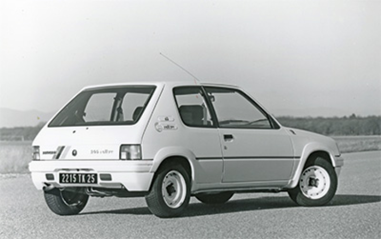 Presented as an economical sports car, the 205 Rallye was able to sacrifice superfluous equipment without giving up performance.© IXO Collections SAS - Tous droits réservés. Crédits photo © Peugeot