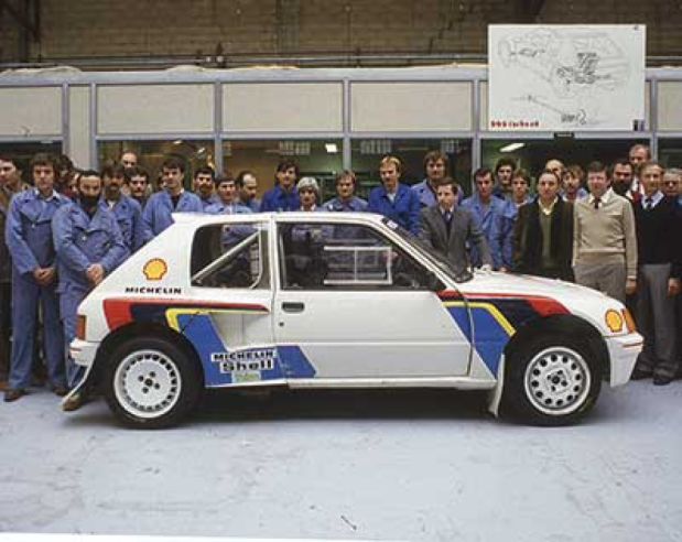 Présentation de la Peugeot 205 Turbo 16 de la saison 1985. On reconnaît Jean Todt au niveau du pare-brise et Jean-Pierre Nicolas à sa gauche.© IXO Collections SAS - Tous droits réservés. Crédits photo © Dominique Pascal / Archives & Collections.