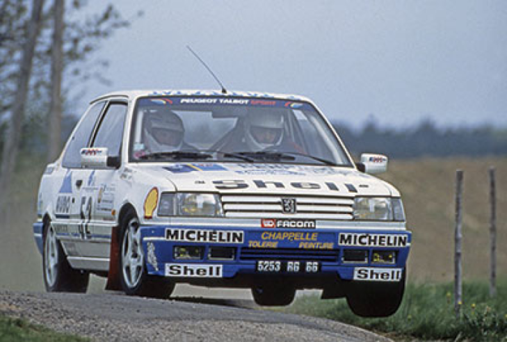 De 1991 a 1993, a Peugeot Talbot Sport organizou a Volant Peugeot Shell, uma fórmula promocional reservada aos pilotos de 309 carros do Grupo N GTI 16 que competiam no Campeonato Francês de Rally. © IXO Collections SAS - Tous droits réservés. Crédits photo © Peugeot