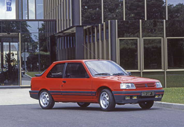 The Peugeot 309 GTI has an undeniable family resemblance with the 205 GTI 1.9, from which it takes its 15-inch alloy wheels. © IXO Collections SAS - Tous droits réservés. Crédits photo © Peugeot