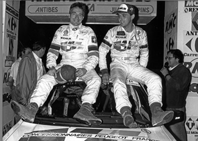 François Delecour (rechts) und sein Teamkollege Christian Gilbert traten 1989 und 1990 in der französischen Rallye-Meisterschaft mit einem von Peugeot France Dealers eingesetzten 309 GTI an.© IXO Collections SAS - Tous droits réservés. Crédits photo © Peugeot