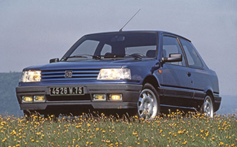 Com o seu comportamento desportivo excepcional, o Peugeot 309 GTI 16S lançado em 1990 permanece uma referência absoluta entre todas as GTIs.© IXO Collections SAS - Tous droits réservés. Crédits photo © Peugeot