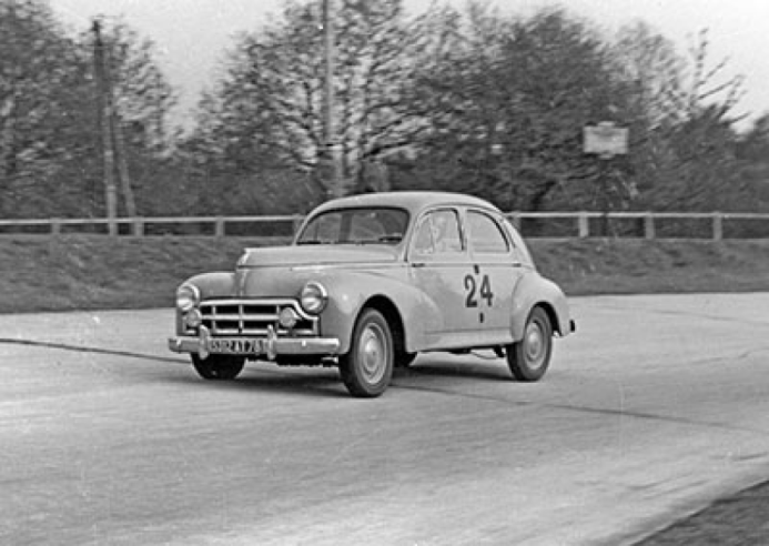 Comme la plupart des Peugeot précédemment préparées par Darl’Mat, la 203 s’attaquera à des records comme ici à Montlhéry en 1953.© IXO Collections SAS - Tous droits réservés. Crédits photo © Archives & Collections Dominique Pascal