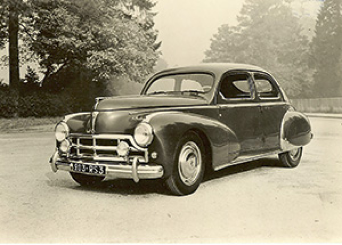 Avec sa large calandre chromée, la 203 Darl’Mat évoque immanquablement les luxueuses voitures américaines de cette époque.© IXO Collections SAS - Tous droits réservés. Crédits photo © Peugeot