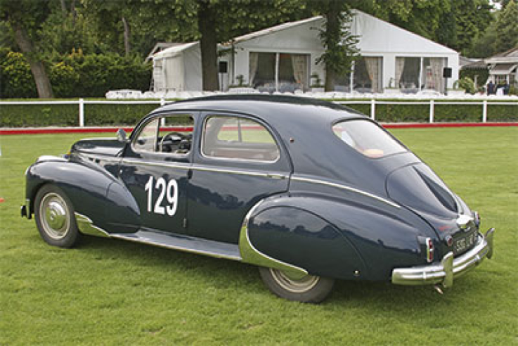 The Peugeot 203 Dar'lMat is distinguished by its numerous decorative elements: bumpers, hooves and fender crests.© IXO Collections SAS - Tous droits réservés. Crédits photo © Archives & Collections Dominique Pascal