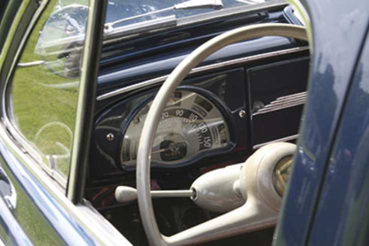 The dashboard, a bit austere on the original model, is improved with a Quillery steering wheel and the addition of a rev counter.© IXO Collections SAS - Tous droits réservés. Crédits photo © Archives & Collections