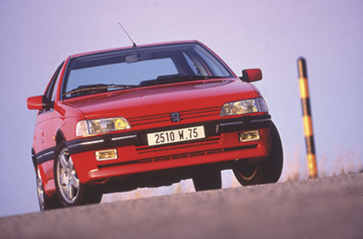 O 405 Mi 16, o outro grande número da Peugeot, é uma espécie de Super 205 GTI.© IXO Collections SAS - Tous droits réservés. Crédits photo © Peugeot