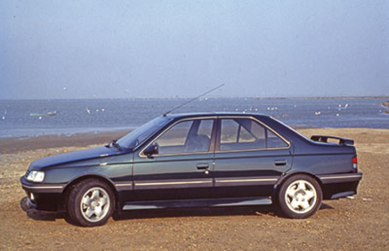 La 405 Mi 16 è una vera auto sportiva che è anche confortevole e spaziosa, che è un ulteriore punto di vendita.© IXO Collections SAS - Tous droits réservés. Crédits photo © Peugeot