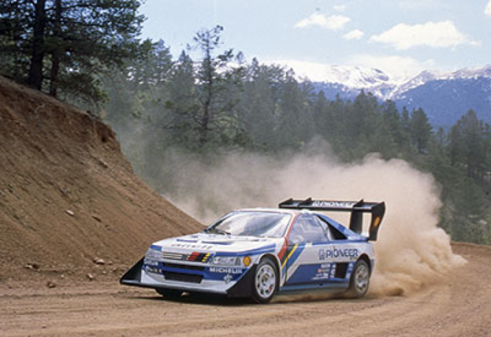 Ari Vatanen lors des essais de la course de côte américaine du Pike’s Peak de 1988 qu’il remporte magistralement.© IXO Collections SAS - Tous droits réservés. Crédits photo © Peugeot