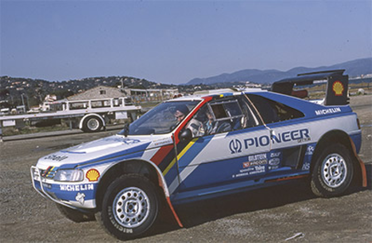 Au Dakar de 1988, Henri Pascarolo et Patrick Fourticq pilotent la deuxième Peugeot 406 T16 officielle avec laquelle ils terminent 18e.© IXO Collections SAS - Tous droits réservés. Crédits photo © Peugeot