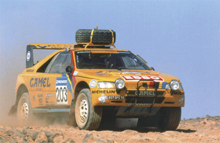 La 405 T16, pilotée par Ari Vatanen, remporte l’édition 1990 du Paris Dakar, offrant ainsi la 4e victoire consécutive à Peugeot dans cette épreuve.© IXO Collections SAS - Tous droits réservés. Crédits photo © Peugeot