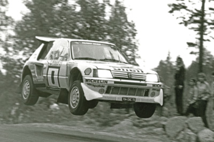 En el Rally de los 1000 Lagos de 1984, Vatanen ganó su primer rally del Campeonato del Mundo en su país, Finlandia.  © IXO Collections SAS - Tous droits réservés. Crédits photo © Peugeot