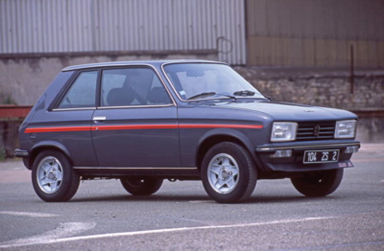 La versión ZS 2 producida en 1979 se distingue exteriormente por su carrocería específica de color gris oscuro con bandas laterales rojas.© IXO Collections SAS - Tous droits réservés. Crédits photo © Archives & Collections Dominique Pascal