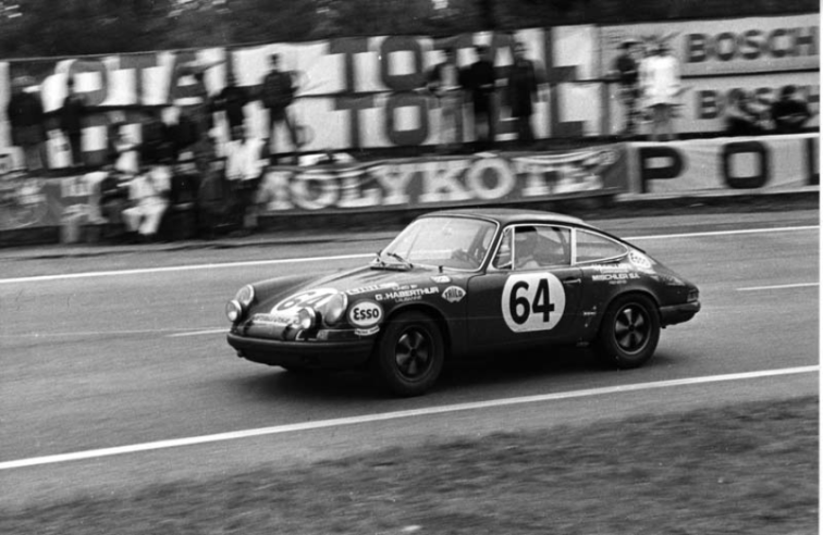 La Porsche 911 S engagée en GTS et pilotée par Jean Sage et Pierre Greub ne sera pas classée pour distance insuffisante. © IXO Collections SAS - Tous droits réservés. Crédits photo © Archives & Collections