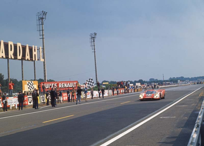 La 917 LH n° 23de l’écurie d’usine Porsche pilotée par Hans Herrmann et Richard Attwood franchit victorieusement la ligne d’arrivée. © IXO Collections SAS - Tous droits réservés. Crédits photo © Archives & Collections