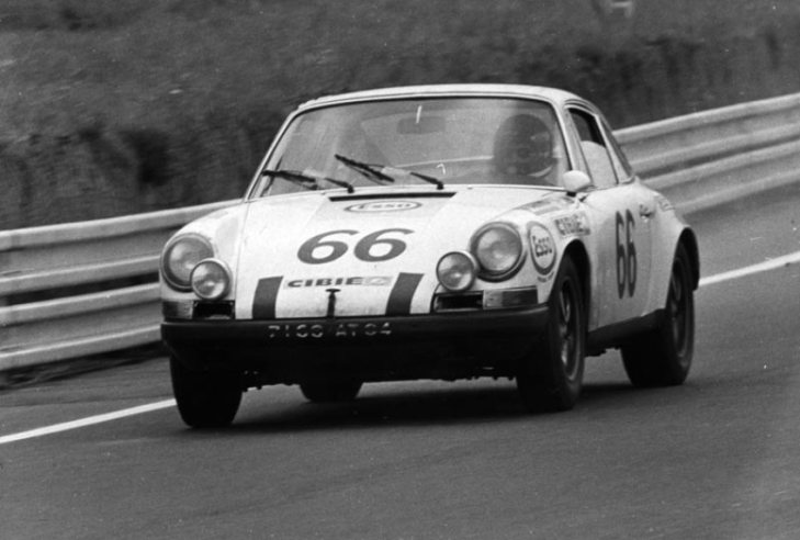 Eleven Porsche 911s are entered in the GTS category race, including the one driven by Swietlik and Lagniez (not classified). © IXO Collections SAS - All rights reserved. Photo credits © Archives & Collections