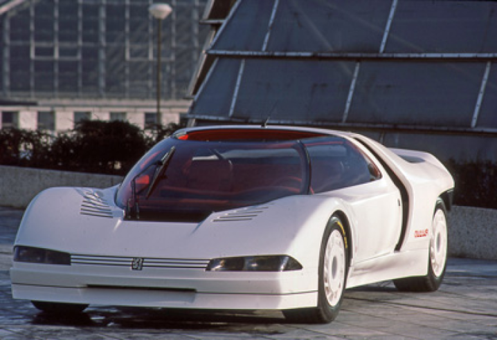 The Quasar's front grille follows the lines of the 205 launched shortly before, with its sleek horizontal bars and almond-shaped headlights.© IXO Collections SAS - Tous droits réservés. Crédits photo © Archives & Collections