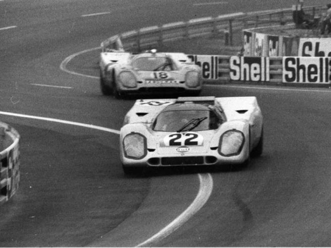 Durante as 24 Horas de Le Mans 1970, a equipa de David Hobbs e Mike Hailwood na sua 917 KH ultrapassou a equipa de David Piper e Gijs Van Lennep.  © IXO Collections SAS - Tous droits réservés. Crédits photo © rchives & Collections Dominique Pascal