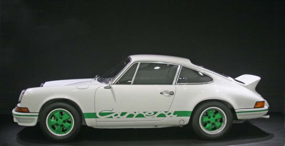 La Carrera RS 2,7 litres de 1972 est considérée comme la version la plus aboutie de la Porsche 911. L’appellation Carrera évoque le triomphe de Porsche à la Carrera Americana en 1954, tandis que RS signifie Rennsport (course). © IXO Collections SAS - Tous droits réservés. Crédits photo © Archives & Collections Dominique Pascal