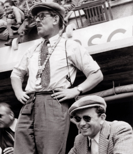 Ferry Porsche (à droite) et Fritz Huschke von Hanstein, le responsable du département course de Porsche, lors des 24 Heures du Mans de 1953. © IXO Collections SAS - Tous droits réservés. Crédits photo © Porsche