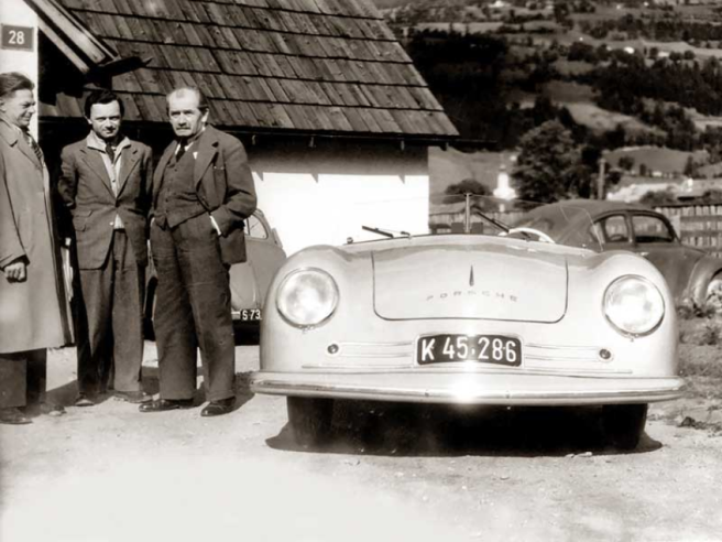 Erwin Komenda, Ferry Porsche et Ferdinand Porsche présentent la nouvelle 356 à Gmünd en juin 1948. À l’arrière-plan, on distingue une Volkswagen. © IXO Collections SAS - Tous droits réservés. Crédits photo © Porsche