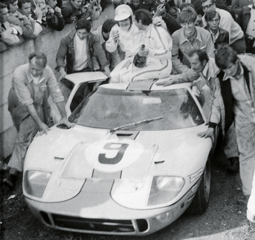 Belgian Lucien Bianchi and Mexican Pedro Rodriguez enjoy their victory at the 1968 Le Mans 24 Hours at the wheel of the Ford GT40. © IXO Collections SAS - Tous droits réservés. Crédits photo © Archives & Collections Dominique Pascal