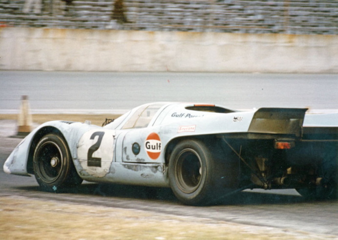 Le 1er février 1970, Pedro Rodriguez  et Leo Kinnunen remportent les 24 Heures de Daytona : première victoire de la Porsche 917 sous les couleurs de Gulf-Wyer.. © IXO Collections SAS - Tous droits réservés. Crédits photo © Archives & Collections Dominique Pascal