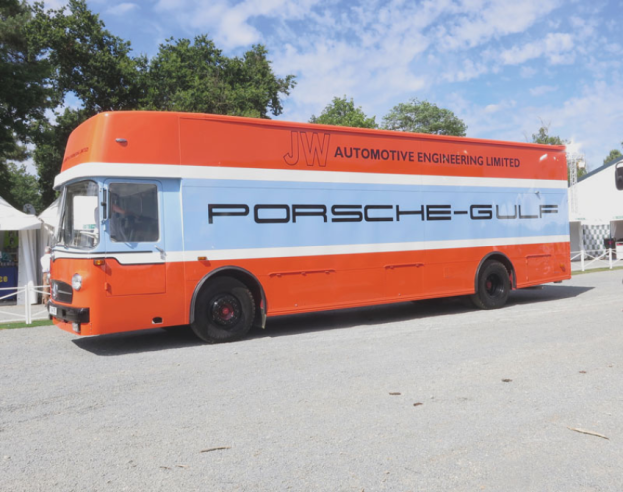 Los colores característicos de Gulf se pueden ver en la camioneta Mercedes que transportaba los coches del equipo John Wyer. © IXO Collections SAS - Tous droits réservés. Crédits photo © Archives & Collections Dominique Pascal