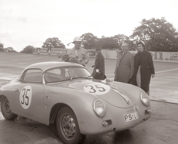 La Porsche 356 a fait le bonheur de nombreux pilotes amateurs comme ici aux Coupes du Salon de 1960 sur le Circuit de Montlhéry. © IXO Collections SAS - Tous droits réservés. Crédits photo © Archives & Collections Dominique Pascal