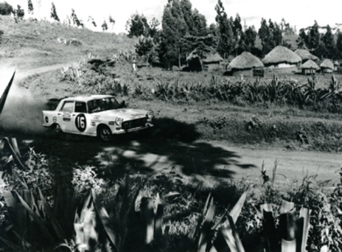 En 1968, Zbigniew Nowicki et Paddy Cliff remportent l’East African Safari avec leur 404 à injection. © IXO Collections SAS - Tous droits réservés. Crédits photo © Peugeot