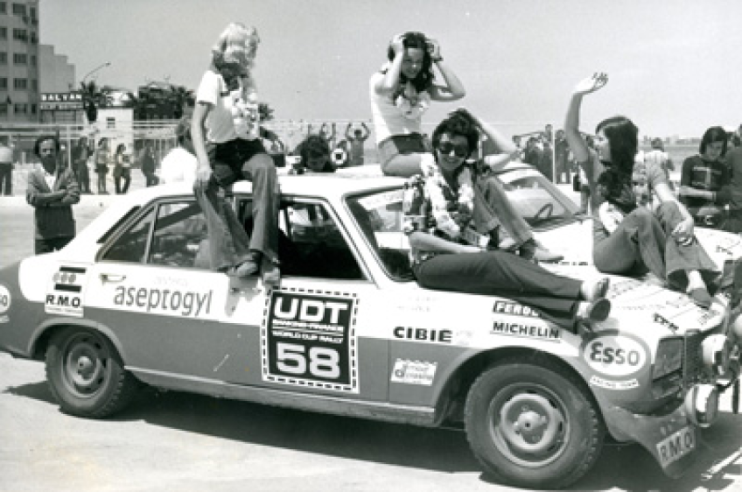 Bei der Rallye London-Sahara-München 1974 belegte der 504 Nr. 58 des Aseptogyl-Teams, gefahren von Christine Dacremont und Yveline Vanoni (hier 3. und 1. von rechts), den zweiten Platz. © IXO Collections SAS - Tous droits réservés. Crédits photo © Peugeot