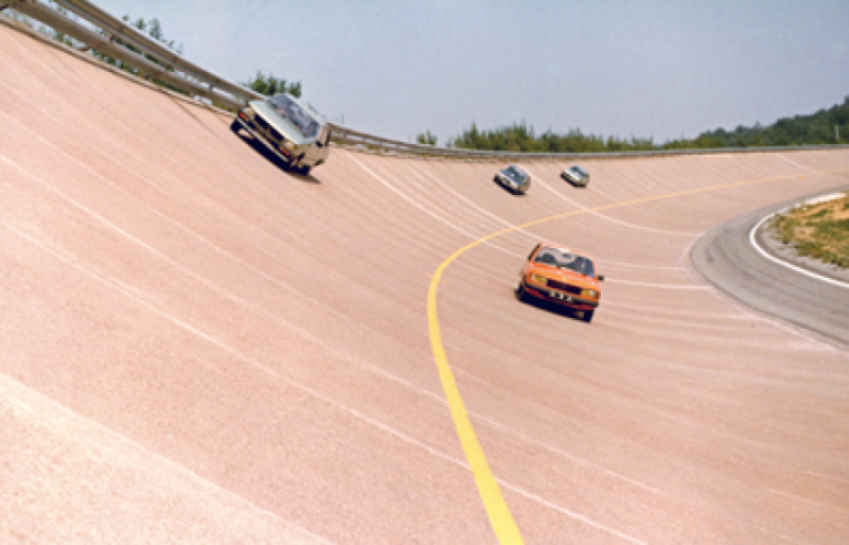 La piste d’essais comprend un anneau relevé ou «banking», analogue à celui du circuit de Montlhéry et indispensable pour les essais à haute vitesse.© IXO Collections SAS - Tous droits réservés. Crédits photo © Peugeot