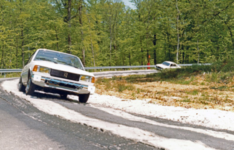 Pendant des centaines d’heures et sur des milliers de kilomètres, les voitures du Groupe PSA sont soumises à rude épreuve sur les différentes pistes du site de Belchamp. © IXO Collections SAS - Tous droits réservés. Crédits photo © Peugeot