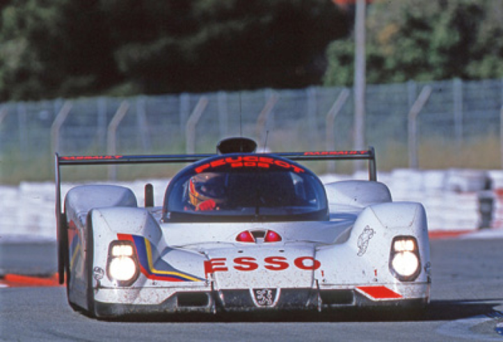 Au cours des quatre saisons durant lesquelles elle fut alignée en compétition, de 1990 à 1993, la Peugeot 905 a remporté 9 victoires en Championnat du Monde. © IXO Collections SAS - Tous droits réservés. Crédits photo © Peugeot