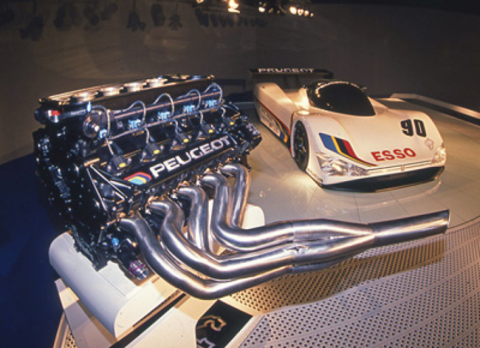 Le moteur V10 type SA 35, conçu par Jean-Pierre Boudy, sera utilisé sans défaillir sur l’ensemble des Peugeot 905 pendant quatre saisons avant d’être utilisé en F1. © IXO Collections SAS - Tous droits réservés. Crédits photo © Peugeot