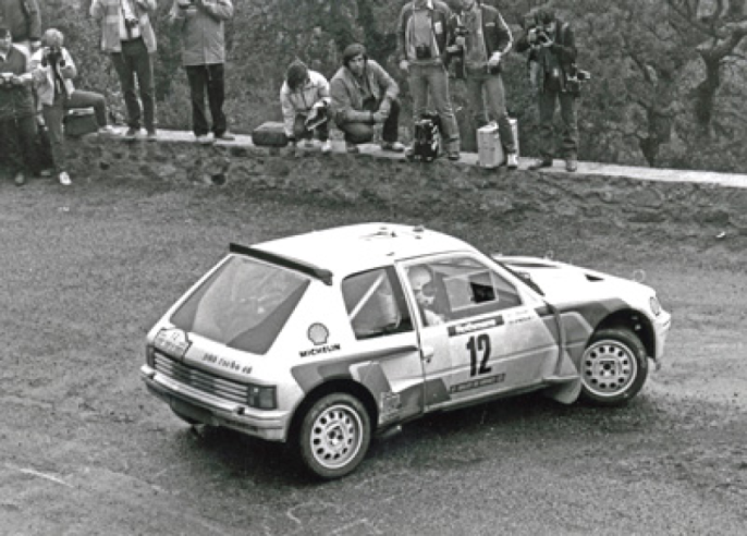 Jean-Pierre Nicolas fait débuter la 205 Turbo 16 au Tour de Corse de 1984 où il se classe 4e et remporte deux Épreuves Spéciales. © IXO Collections SAS - Tous droits réservés. Crédits photo © Peugeot