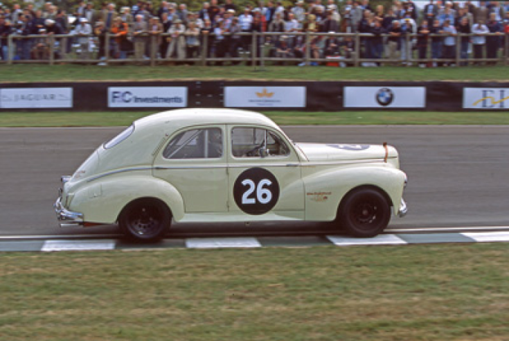  Un demi-siècle après sa sortie, la 203 séduit les amateurs de véhicules de courses historiques, comme cette 203 C de 1955 vue à Goodwood en 2006. © IXO Collections SAS - Tous droits réservés. Crédits photo © Dominique Pascal / Archives et collections