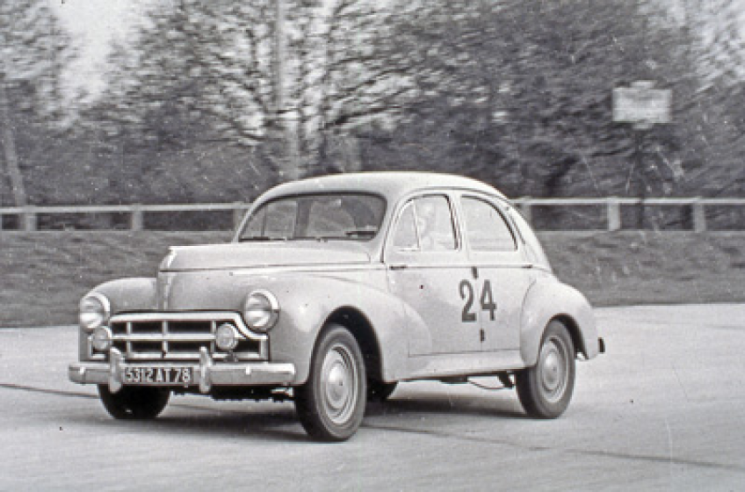 Malgré ses bonnes performances, la 203 Darl’Mat était peu engagée en course, à cause de son prix élevé, les pilotes amateurs lui préférant une berline de série préparée par leurs soins. © IXO Collections SAS - Tous droits réservés. Crédits photo © Dominique Pascal / Archives et collections