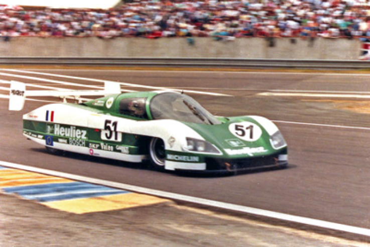 Le 11 juin 1988, Roger Dorchy établit le record absolu de 405 km/h sur le circuit du Mans. La WM P88 n° 51 porte l’élégante livrée verte et blanche du carrossier Heuliez, alors principal sponsor de l’équipe. © IXO Collections SAS - Tous droits réservés. Crédits photo © Heuliez