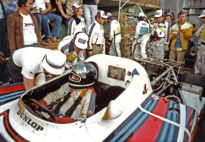 El piloto belga Jacky Ickx es uno de los principales artífices del éxito del Porsche 936, en particular con sus tres victorias en Le Mans en 1976, 1977 y 1981. © IXO Collections SAS - Tous droits réservés. Crédits photo © Porsche