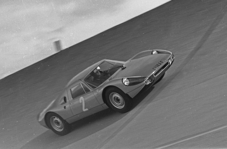 At the Coupes de Paris held at Montlhéry on 19 September 1965, private driver Robert Buchet came 5th overall and 1st in the GT 2 Litres category. © IXO Collections SAS - Tous droits réservés. Crédits photo ©  Dominique Pascal Archives & Collections