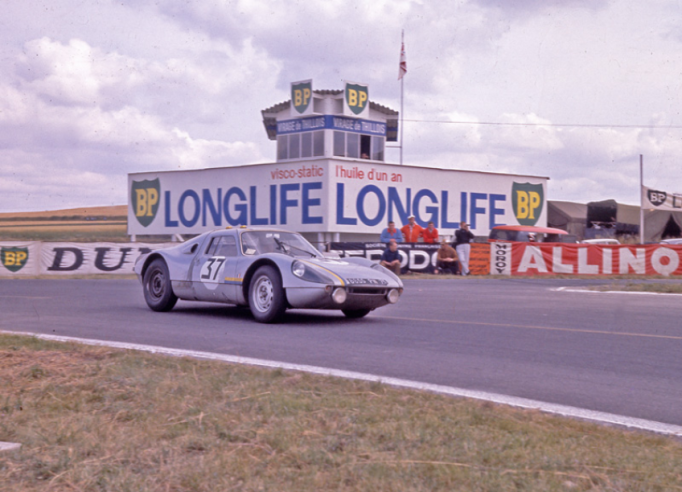 Aux 12 Heures de Reims de 1964, épreuve comptant pour le Championnat International des Marques, l’équipage Annie Soisbault-Claude Dubois termine 13e au classement général. © IXO Collections SAS - Tous droits réservés. Crédits photo © Dominique Pascal Archives & Collections