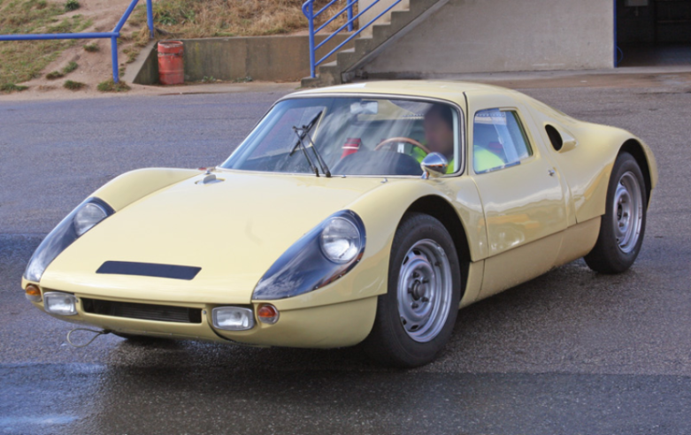 The 904 GTS is the first Porsche to have a mid-rear engine and disc brakes. © IXO Collections SAS - Tous droits réservés. Crédits photo ©  Dominique Pascal Archives & Collections