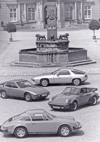 La production Porsche en 1977, avec au premier plan la 911, puis la 911 Turbo, la 924 et la 928 qui est le haut de gamme de la marque.  © IXO Collections SAS - Tous droits réservés. Crédits photo © Porsche